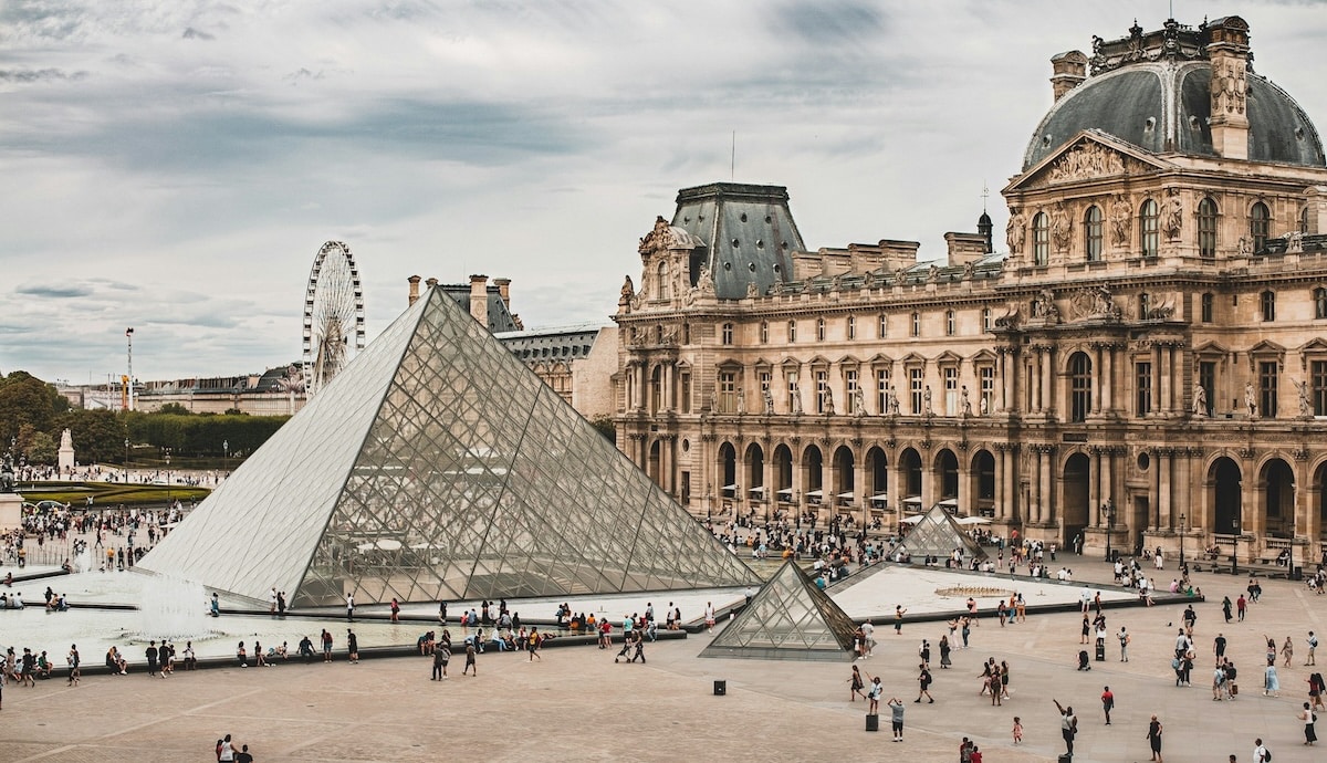 Le Louvre braqué : la traque a commencé