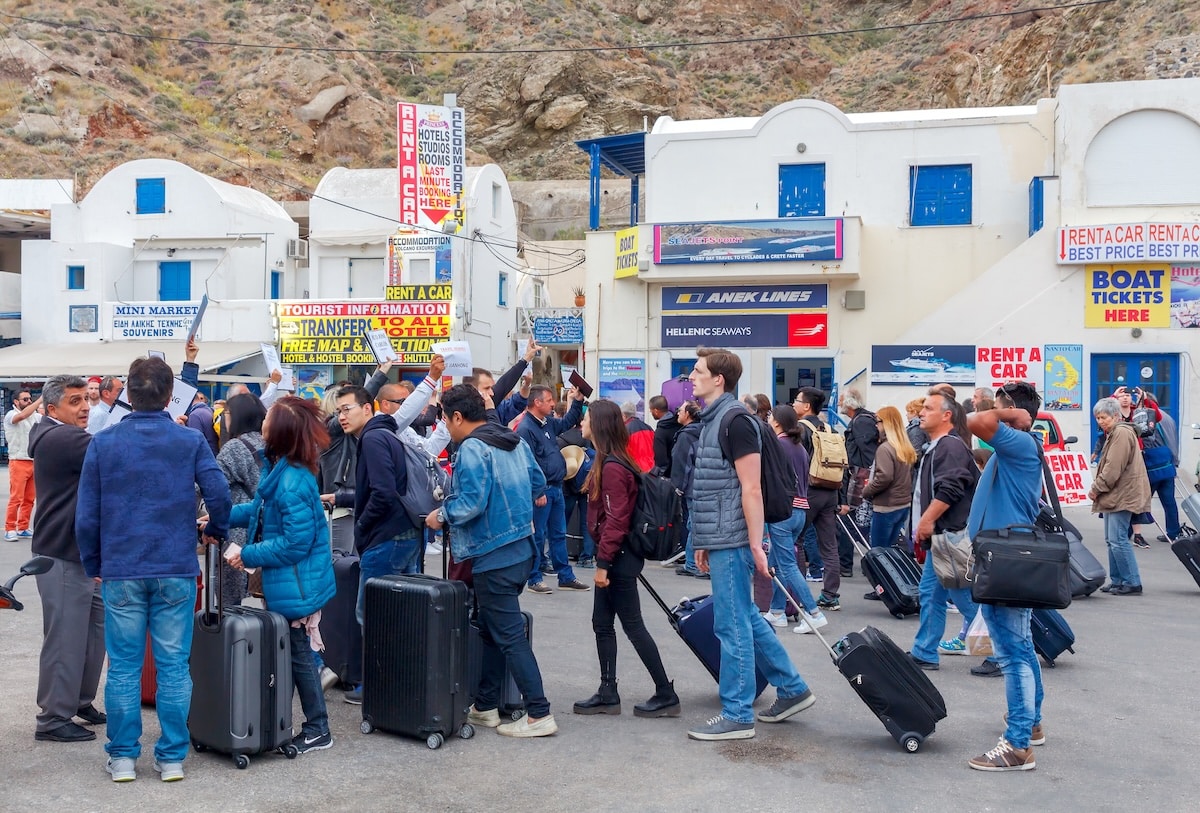 Santorin, l’île grecque à éviter : quand le paradis devient enfer touristique